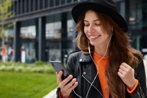 Aplicativos de rádio no celular sem internet ( Imagem: Freepik)