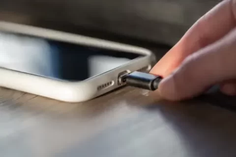 Como fazer a bateria do celular durar mais? Veja o melhor aplicativo! ( Imagem: Freepik)