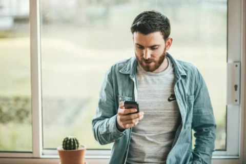 É possível assistir televisão pela internet gratuitamente por meio de quatro aplicativos incríveis e cheios de recursos.