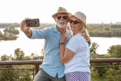 Amor na meia-idade: Descobrindo aplicativos de namoro para idosos ( Imagem: Freepik)