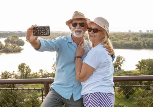 Amor na meia-idade: Descobrindo aplicativos de namoro para idosos ( Imagem: Freepik)