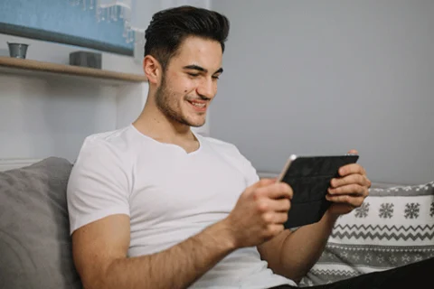 homem mexendo no aplicativo que te paga para assistir vídeos