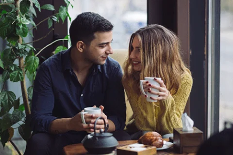casal na cafeteria representa o ato de conversar com pessoas