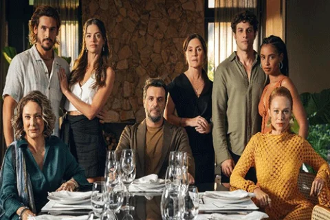 elenco da novela Mania de Você com os atores Eliane Giardini, Nicolas Prattes, Agatha Moreira, Rodrigo Lombardi, Adriana Esteves, Chay Suede, Gabz e Mariana Ximenes